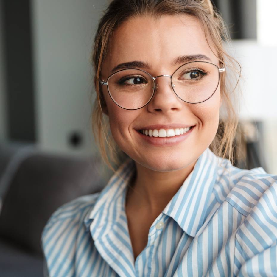 Vrouw draagt een bril en contactlenzen tegelijkertijd, benadrukt de voordelen van deze combinatie